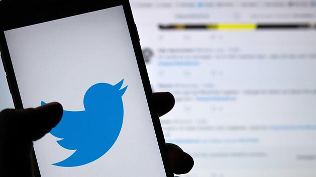 Die großen Social-Media-Konzerne Facebook - Meta - und Twitter reagieren auf den Angriffskrieg Russlands gegen die Ukraine.