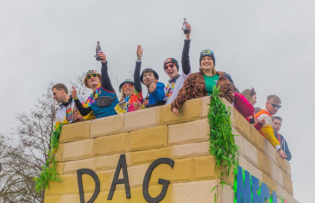 Buntes Faschingstreiben begeistert groß und klein.