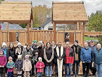 Familien der Elterninitiative, Pfarrer Bill Augustin Mikambu, 1. Bürgermeister Mario Götz, Ortssprecher Johannes Fröhlich und diverse Vereinsvertreter bei der Spielplatzeröffnung.