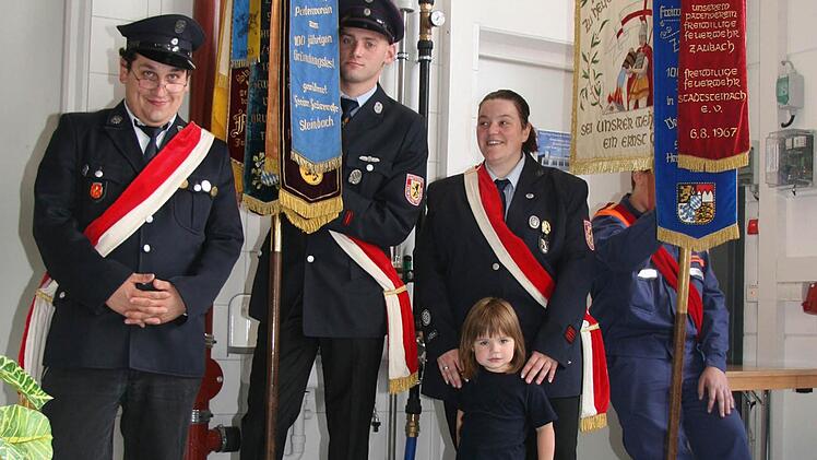 Die Fahnenträger verleihen der Einweihungsfeier einen würdigen Rahmen.