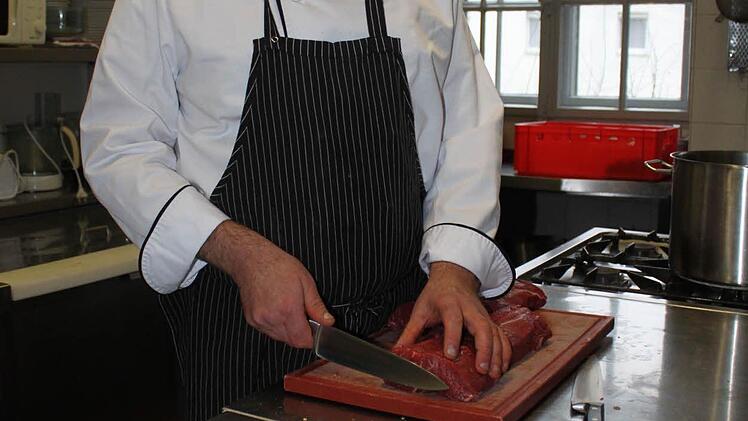 Heini Schöpf legt in seiner Küche größten Wert auf frische Produkte. Foto:  Jürgen Gärtner
