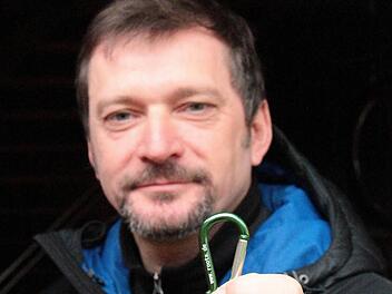 Michael Rauh hakt nach. Der Erlebnispädagoge aus Hallerndorf ist in ganz Europa unterwegs.   Foto: Josef Hofbauer