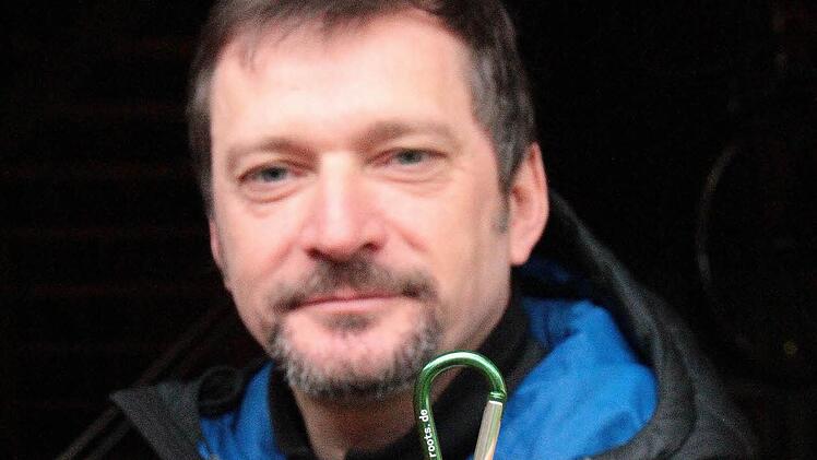 Michael Rauh hakt nach. Der Erlebnispädagoge aus Hallerndorf ist in ganz Europa unterwegs.   Foto: Josef Hofbauer