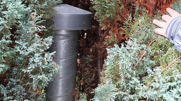 Versteckt zwischen Büschen saugt dieses Rohr Luft an. Unter dem Haus wird die Luft erwärmt oder gekühlt und dann ins Innere geleitet.