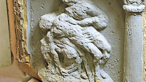 Das unrestaurierte Relief: Dicke Farbschichten überdecken die Pietà und schädigen den Sandstein.