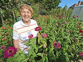 Aja Söldner in einem Meer von Zinnien, die sie jedes Jahr neben ihrem Haus anpflanzt.  Foto: Ronald Rinklef