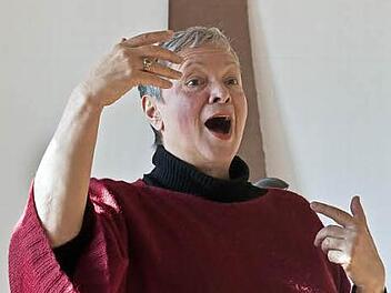 Monika Bürgener bei der Arbeit mit Teilnehmern eines Gesangskurses in Elsa. Foto: Archiv/Jochen Berger