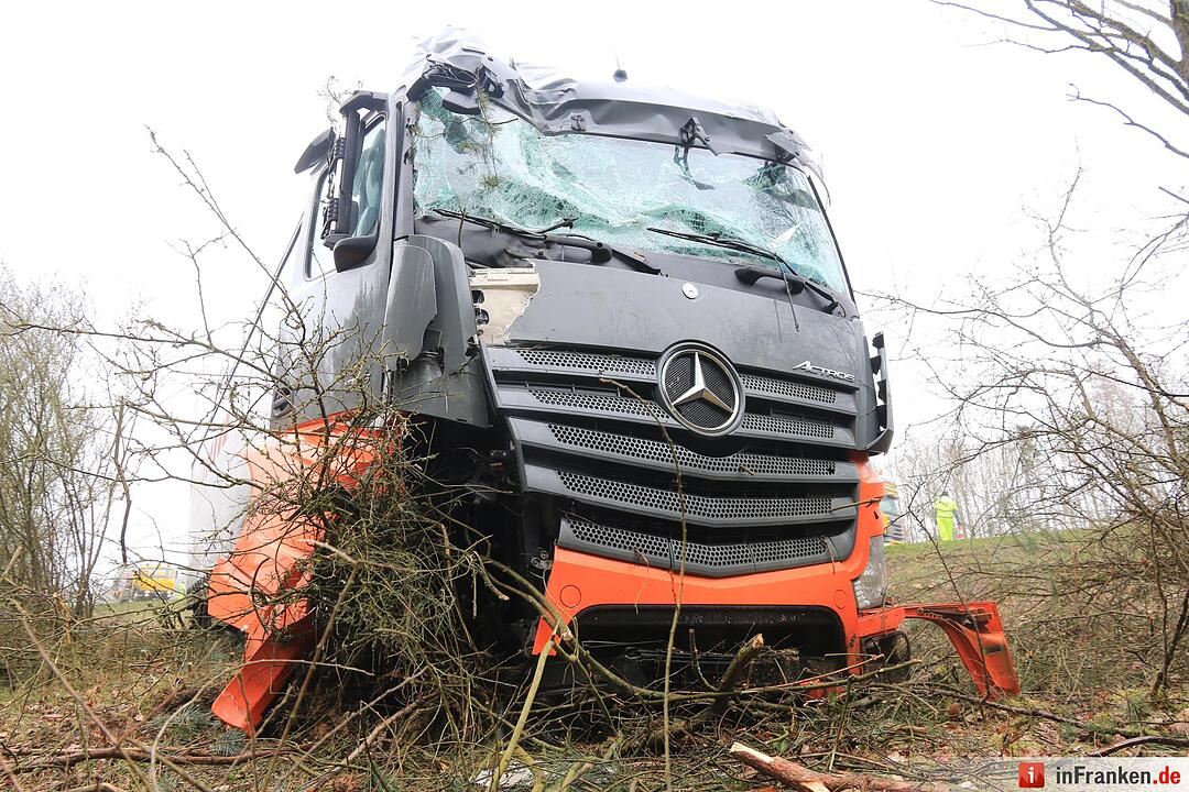 Lkw rast bei Gremsdorf ins Unterholz