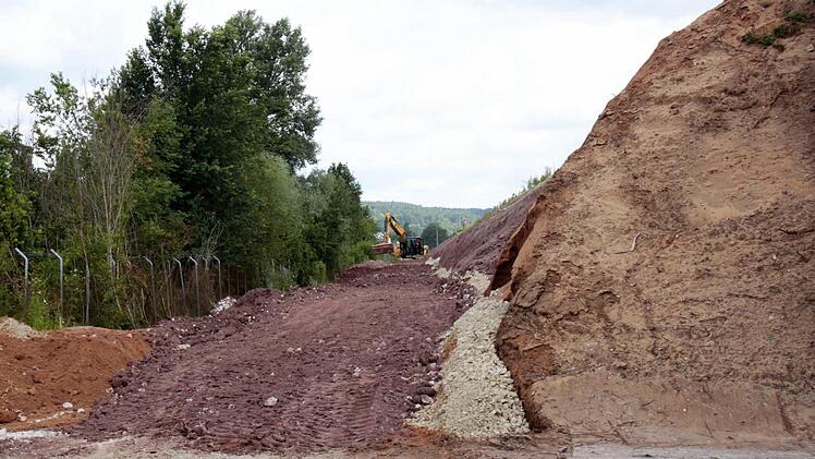 Die Erdarbeiten an der Autobahnböschung zwischen Forchheim-Nord und Forchheim-Süd laufen. Foto: Josef Hofbauer
