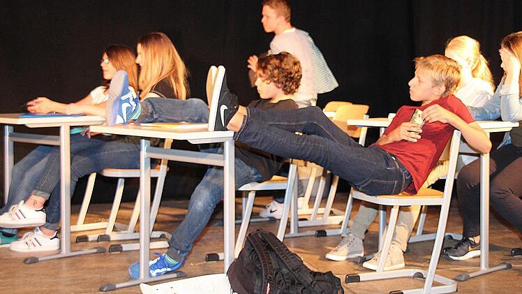 Schüler zeigten in dem Stück "Schule - Deine Zukunft" Szenen aus dem Alltag. Foto: Dieter Britz