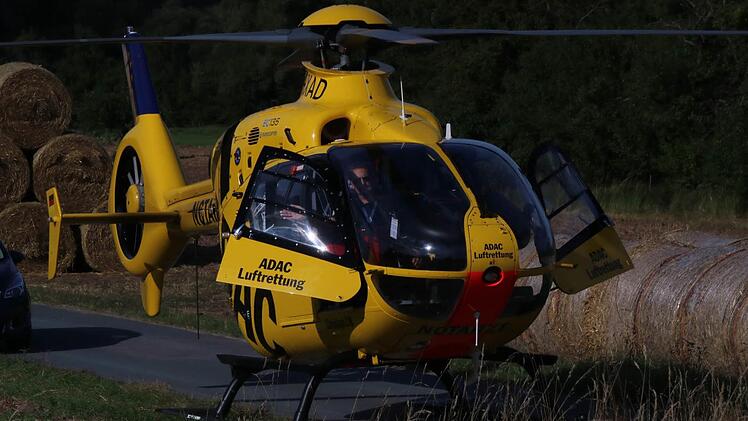 Neben der Straße landete der Rettungshubschrauber. Er brachte den verletzten Beifahrer in eine Klinik.