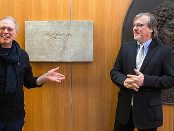 Gerhard Seitz und Adelbert Heil (links) flankieren die Inschrift. Ihr neuer Platz ist neben der Marcus-Büste im Klinikum-Foyer. Foto: Matthias Hoch