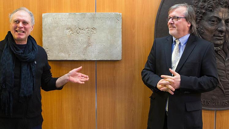 Gerhard Seitz und Adelbert Heil (links) flankieren die Inschrift. Ihr neuer Platz ist neben der Marcus-Büste im Klinikum-Foyer. Foto: Matthias Hoch