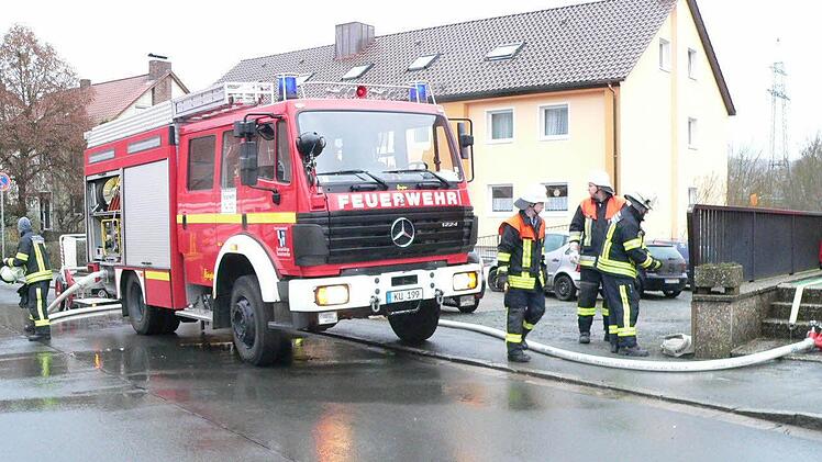 In der Burghaiger Straße in Kulmbach ist es zu einem Wohnungsbrand gekommen. Die Sperrung der Straße erregte bei einigen Autofahrern heftigen Unmut. Foto: FFW Kulmbach