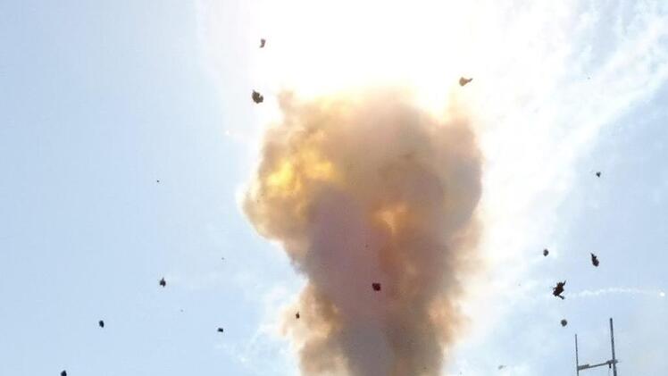 Zuvor war eine Explosion auf dem Dach simuliert worden, der schwere Rauchentwicklung folgte. Foto: Petra Malbrich