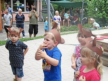 Als kleine Bären begaben sich die Krippenkinder beim Sommerfest auf die Suche nach Honig. Foto: Bruno Preißinger