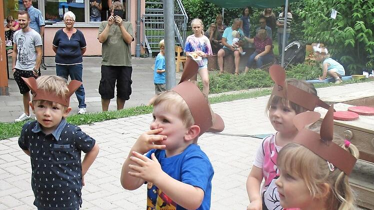 Als kleine Bären begaben sich die Krippenkinder beim Sommerfest auf die Suche nach Honig. Foto: Bruno Preißinger