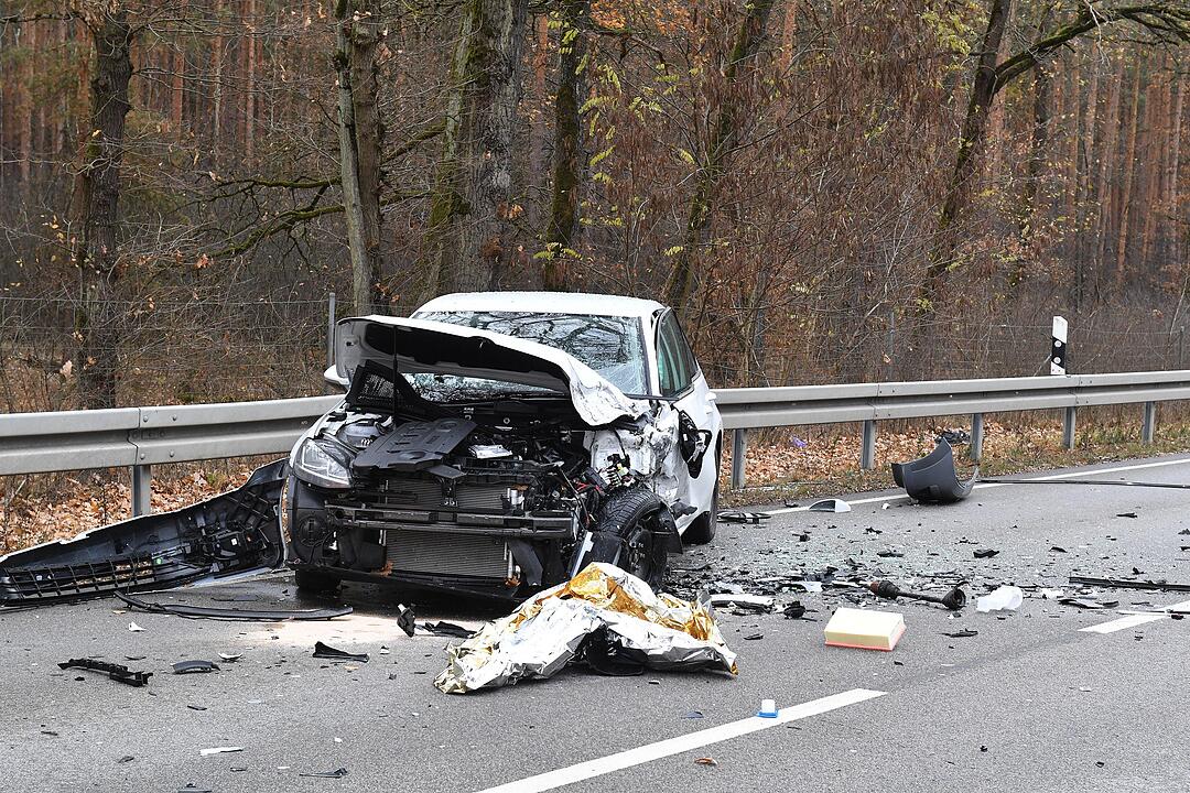 Ein schwerer Frontalzusammenstoß ist am Montagmittag zwischen Strullendorf und Bamberg passiert. Dabei wurde eine Person tödlich verletzt.