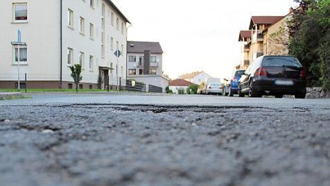 Eine Oberwallenstadter Straße mit sichtbarem Ausbesserungsbedarf: die Bayernstraße  Fotos: Markus Häggberg