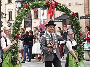 Cedrik M&uuml;ller marschierte mit zwei Bogentr&auml;gerinnen 7,5 Kilometer durch die Innenstadt zur Theresienwiese. Foto: privat
