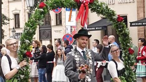 Cedrik M&uuml;ller marschierte mit zwei Bogentr&auml;gerinnen 7,5 Kilometer durch die Innenstadt zur Theresienwiese. Foto: privat