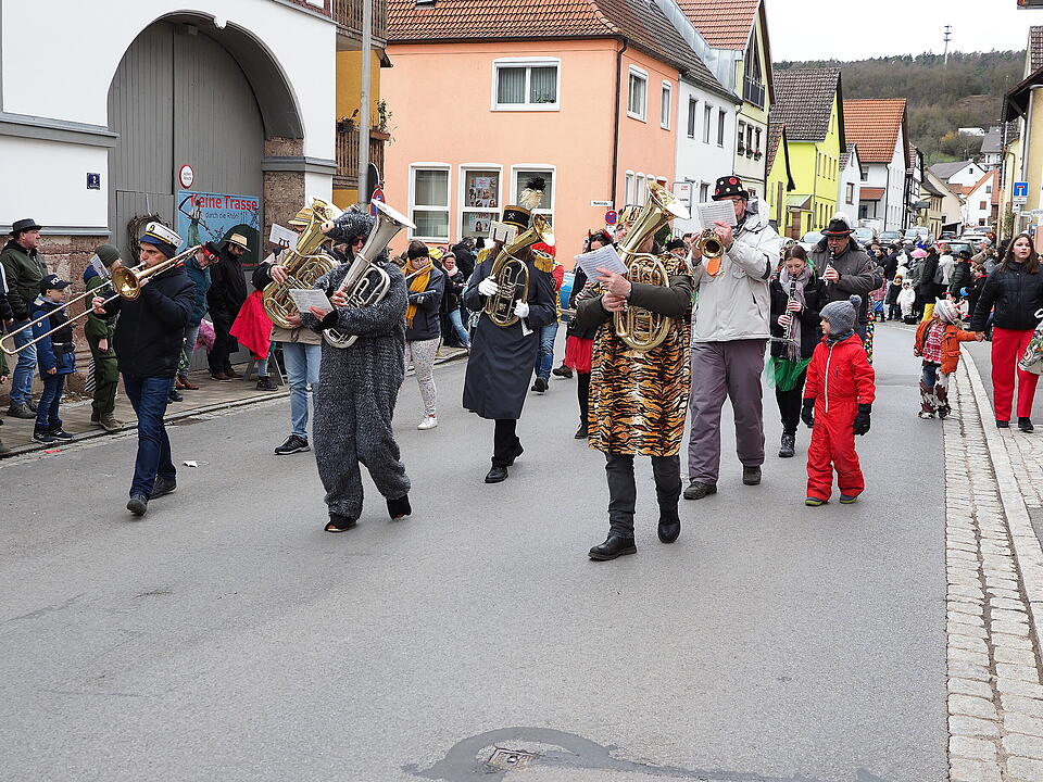 Mit vielen Fuß- und Musikgruppen