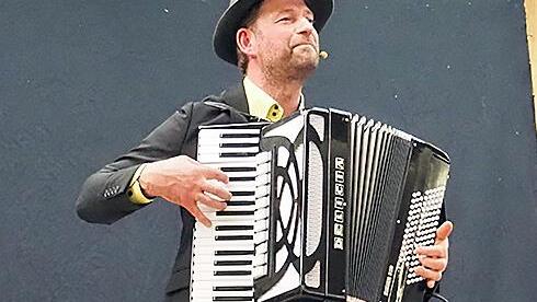 Mit einem Pr&auml;ventionskabarett warnt Tom Bauer vor Betrugsmaschen.