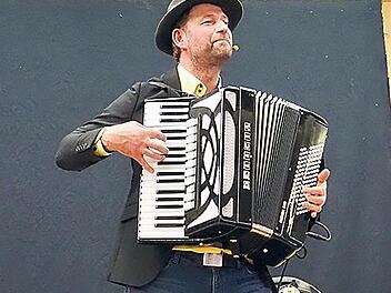 Mit einem Pr&auml;ventionskabarett warnt Tom Bauer vor Betrugsmaschen.