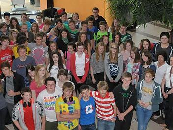 Gemeinsam besuchten die Schüler aus Höchstadt und Waeverham das Freizeitbad Atlantis.  Foto: RK