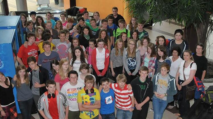 Gemeinsam besuchten die Schüler aus Höchstadt und Waeverham das Freizeitbad Atlantis.  Foto: RK