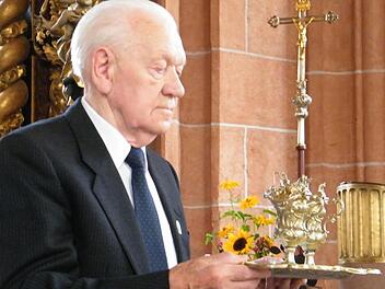 Wenn unter der Woche kein Ministrant zur Verfügung steht, bringt Mesner Göller Wein und Wasser zum Altar.  Foto: privat
