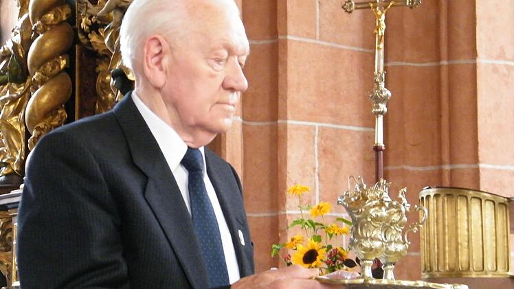 Wenn unter der Woche kein Ministrant zur Verfügung steht, bringt Mesner Göller Wein und Wasser zum Altar.  Foto: privat