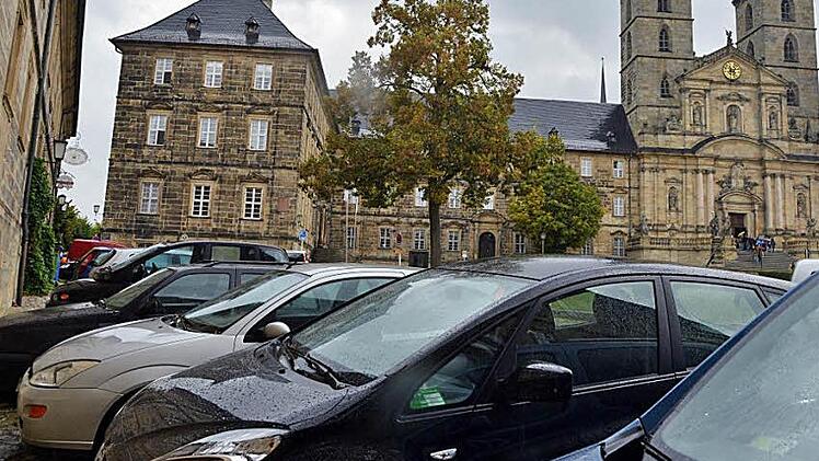 Die Stadt will den Auswüchsen des Parkens im Innenhof   von St. Michael Einhalt gebieten.   Foto:  Ronald Rinklef