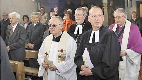 Die Geistlichen Pfarrer Franz Schmidt, Regionalbischof Christian Schmidt, Pfarrer Thilo Koch und  Generalvikar Dr. Karl Hillenbrand ziehen gemeinsam in das Gotteshaus ein. Foto: G. Bauer