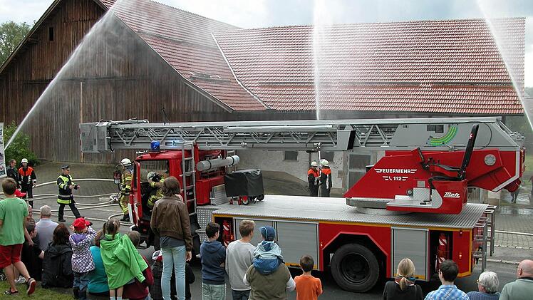 Aus mehreren Strahlrohren bekämpften die Einsatzkräfte den angenommenen Brandherd landwirtschaftliche Scheune in der Ortsmitte von Gestungshausen. Foto: Klaus Oelzner