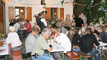 Traumwetter auf dem Bilderbuchkeller und die Aurach-Spatzen spielten dazu zünftig auf.