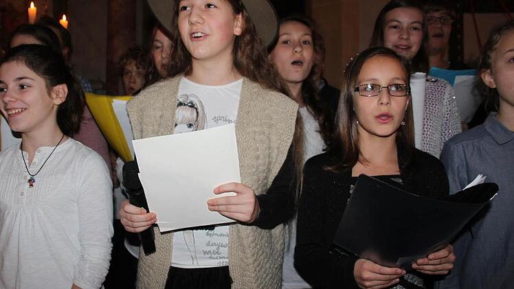 Weihnachtslieder aus aller Herren Länder brachte der Chor zu Gehör, der sich aus Schüler der Klassen 5c und 6c zusammensetzte. Foto: Stephan Stöckel.