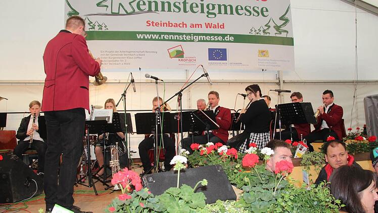 Kapellen spielten auf.