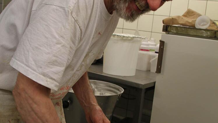 IBäckermeister Ferdinand Vogler im Einsatz in seiner Backstube in Schondra. Foto: Ulrike Müller