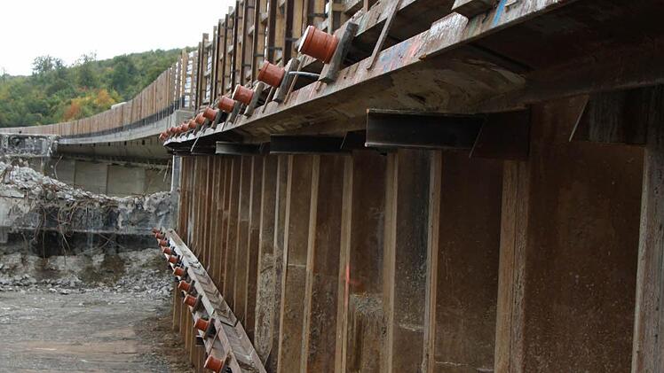 Mit hohen Spundwänden ist die westliche Fahrbahn gegenüber dem Taktkeller gesichert.