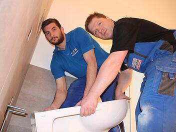 Martin Kleinhenz (von links) und Daniel Knüttel von der Bad Kissinger Firma Koch Haustechnik sind seit Monaten nahezu täglich auf der Baustelle. Aktuell montieren sie die Sanitäreinrichtungen in den Bädern.