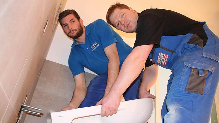 Martin Kleinhenz (von links) und Daniel Knüttel von der Bad Kissinger Firma Koch Haustechnik sind seit Monaten nahezu täglich auf der Baustelle. Aktuell montieren sie die Sanitäreinrichtungen in den Bädern.
