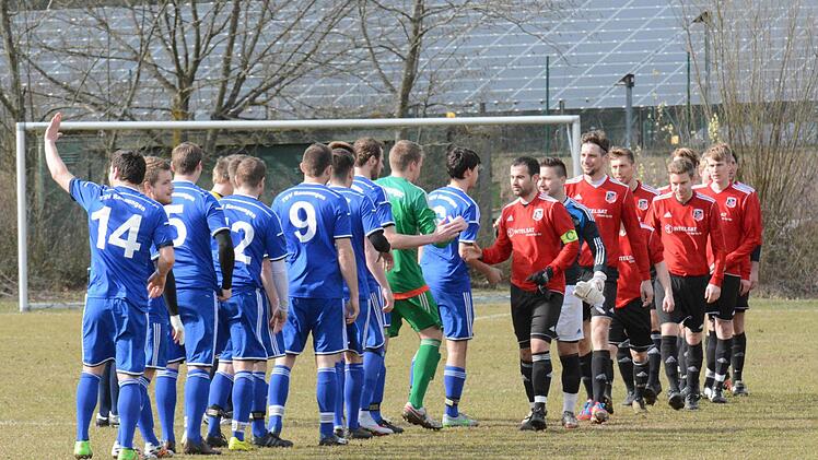 Shakehands vor dem Totopokalspiel des TSV Rannungen (in blau) gegen den FC Fuchsstadt (0:4). Foto: ssp