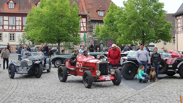 Auf dem Marktplatz standen die historischen Fahrzeuge.