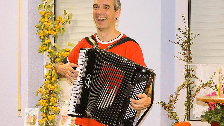 Sven Bach lacht, auch wenn er singt. Foto: Paul Frömel