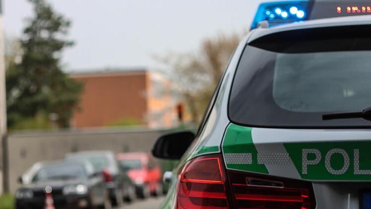 Eine Frau rief am Mittwoch die Marktredwitzer Polizei, weil ein Mann in seinem Auto auf einem Parkplatz bei Selb onanierte. Er wollte dabei gesehen werden. Symbolfoto: Christopher Schulz
