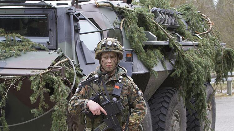 Maximilian Bittner ist einer der Administratoren der Facebook-Gruppe "Bundeswehr-Community". Als Soldat geh&ouml;rt er dem "J&auml;gerlehrzug" des Ausbildungszentrums Infanterie an.  Fotos: Jennifer Quehl