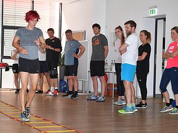 Kati Wilhelm zeigt, wo es lang geht: 20 Mitarbeitende der Mediengruppe Oberfranken haben am Dienstag beim Workout mit der mehrfachen Biathlon-Olympiasiegerin in Bamberg teilgenommen. Foto: Ronald Rinklef