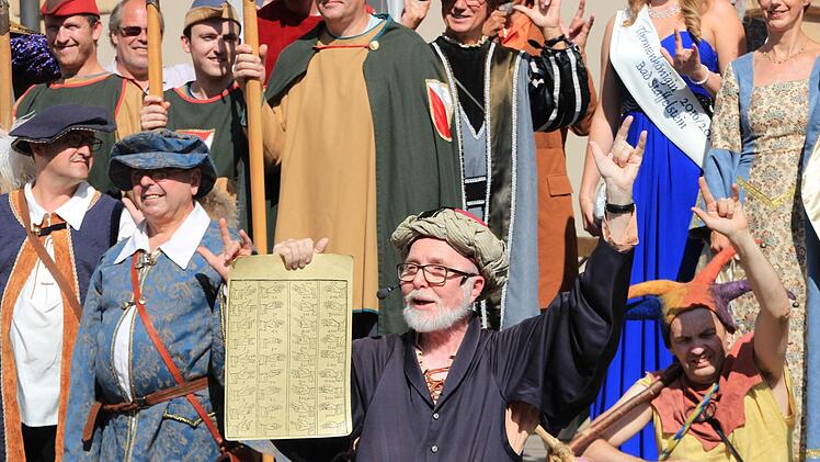 Ulrich Reich bei seinem letzten Auftritt als Rechenmeister Adam Riese am Sonntag beim 38. Altstadtfest in Bad Staffelstein Fotos: Tobias Kindermann
