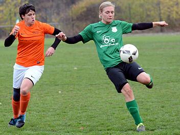 TSV Lonnerstadt - TSV Brand: Im Derby platzte der Knoten: Die Heimelf um Julia Schwarm (rechts), die hier Nicole März enteilte, feierte nach sieben Pleiten den ersehnten ersten Saisonsieg, bleibt aber Schlusslicht der Bezirksoberliga. Foto: herzopress